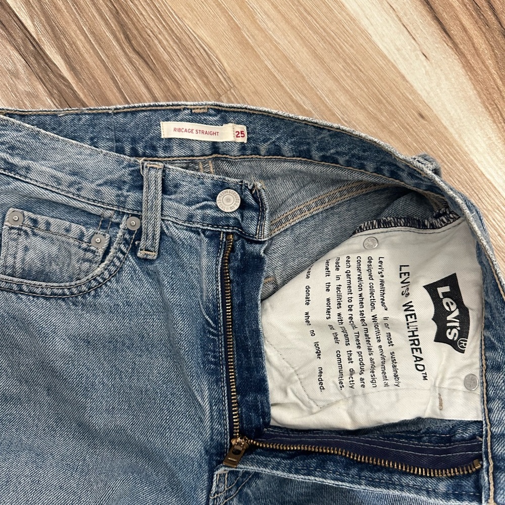 Levi’s 25 - Picture 3 of 3